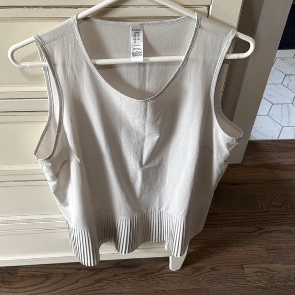 Elegant White Sleeveless Top - Picture 4 of 4